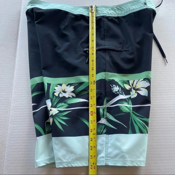 Quick Silver Short Size 36 Surf WaterMan - Picture 14 of 15